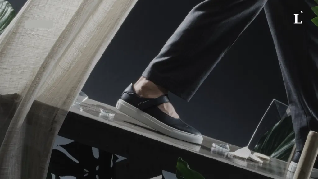 Leggie 首圖，呈現球鞋穿上西裝，不代表它懂得開會的時尚觀察與亞洲城市生活美學