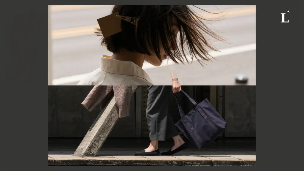 畫面呈上下雙聯畫構圖，上半部為一名側面短髮女子，髮絲因風而飄揚，髮尾及下巴。她身穿米白色無領襯衫，後腦勺別著一個小型銅色髮夾。背景是模糊的道路。下半部展示女子的下半身，她穿著石墨色七分褲和黑色平底鞋，右手輕提一個深藍色布質手提包。左前臂上掛著一件淺棕色針織衫，手臂靠在一條水泥欄杆上，腳下是鋪磚路面。